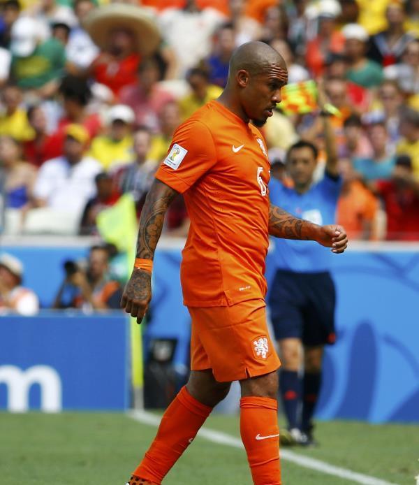 الإصابة تغيب الهولندي "نايجل" عن مباريات فريقه المتبقية بالمونديال